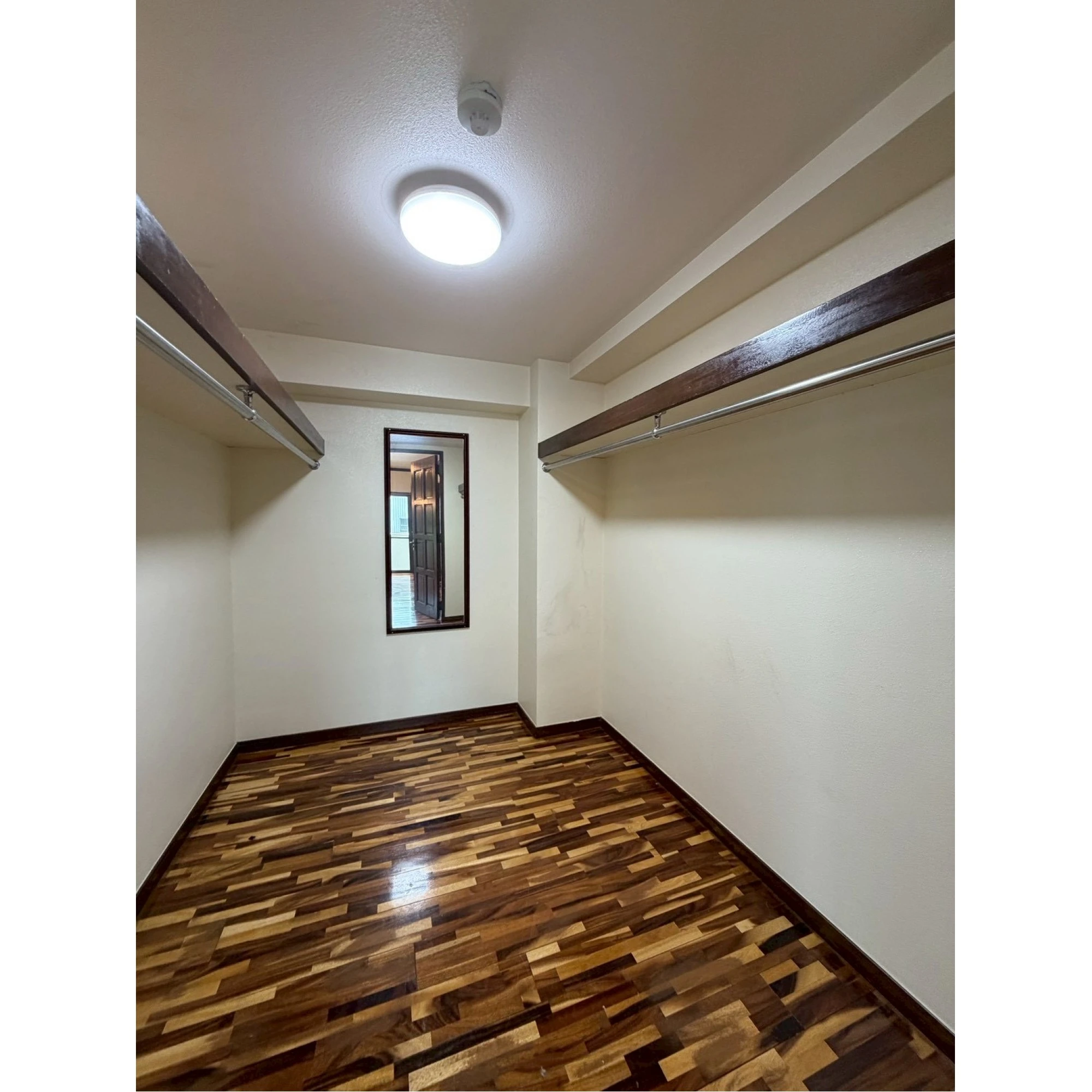 Beautiful wood work apt. in the convenient location!画像