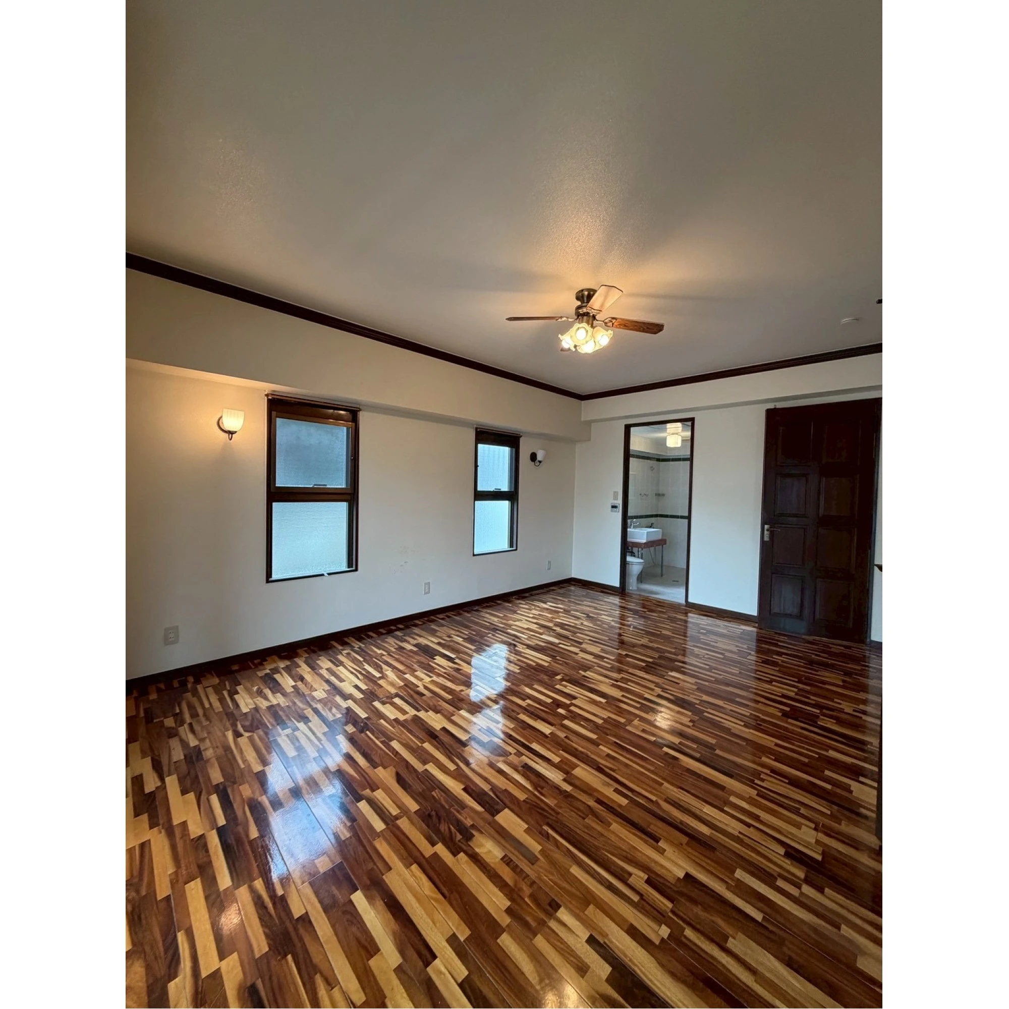 Beautiful wood work apt. in the convenient location!画像