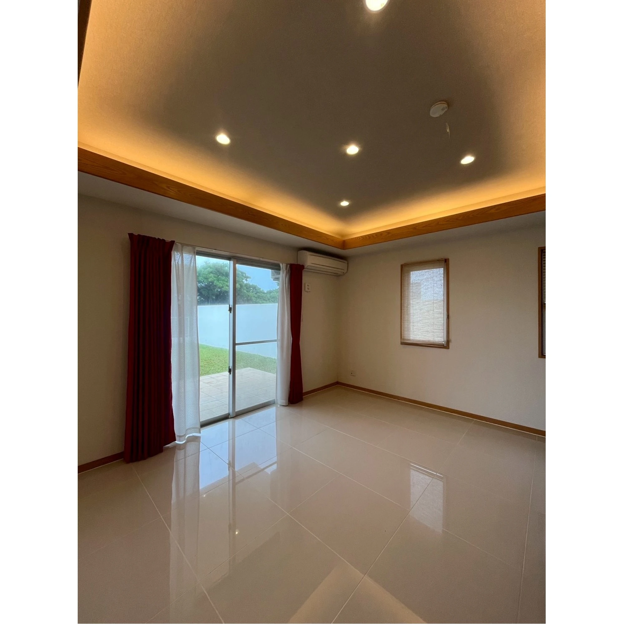 Big 3 berooms single house with carport is available now!!!画像
