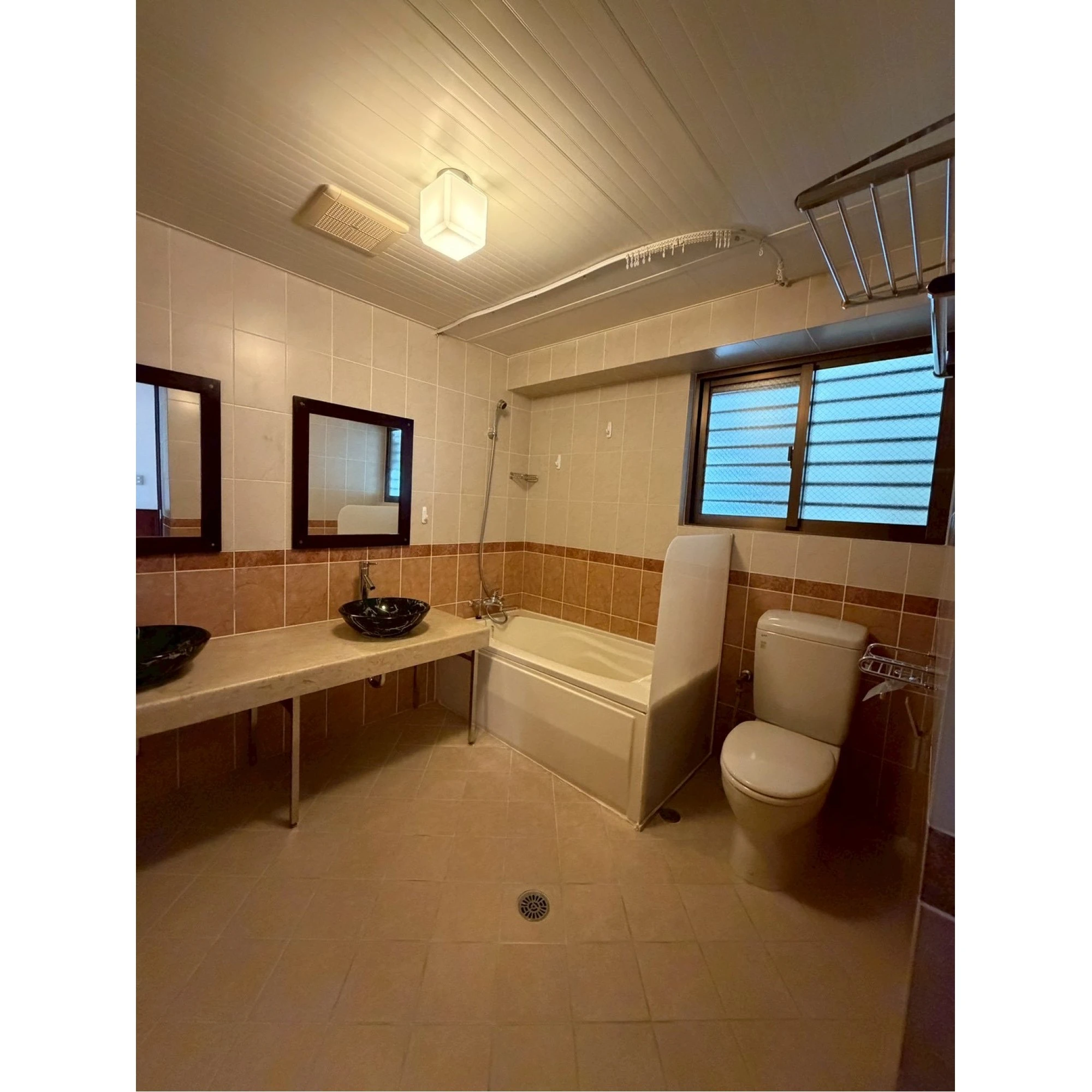 Beautiful wood work apt. in the convenient location!画像