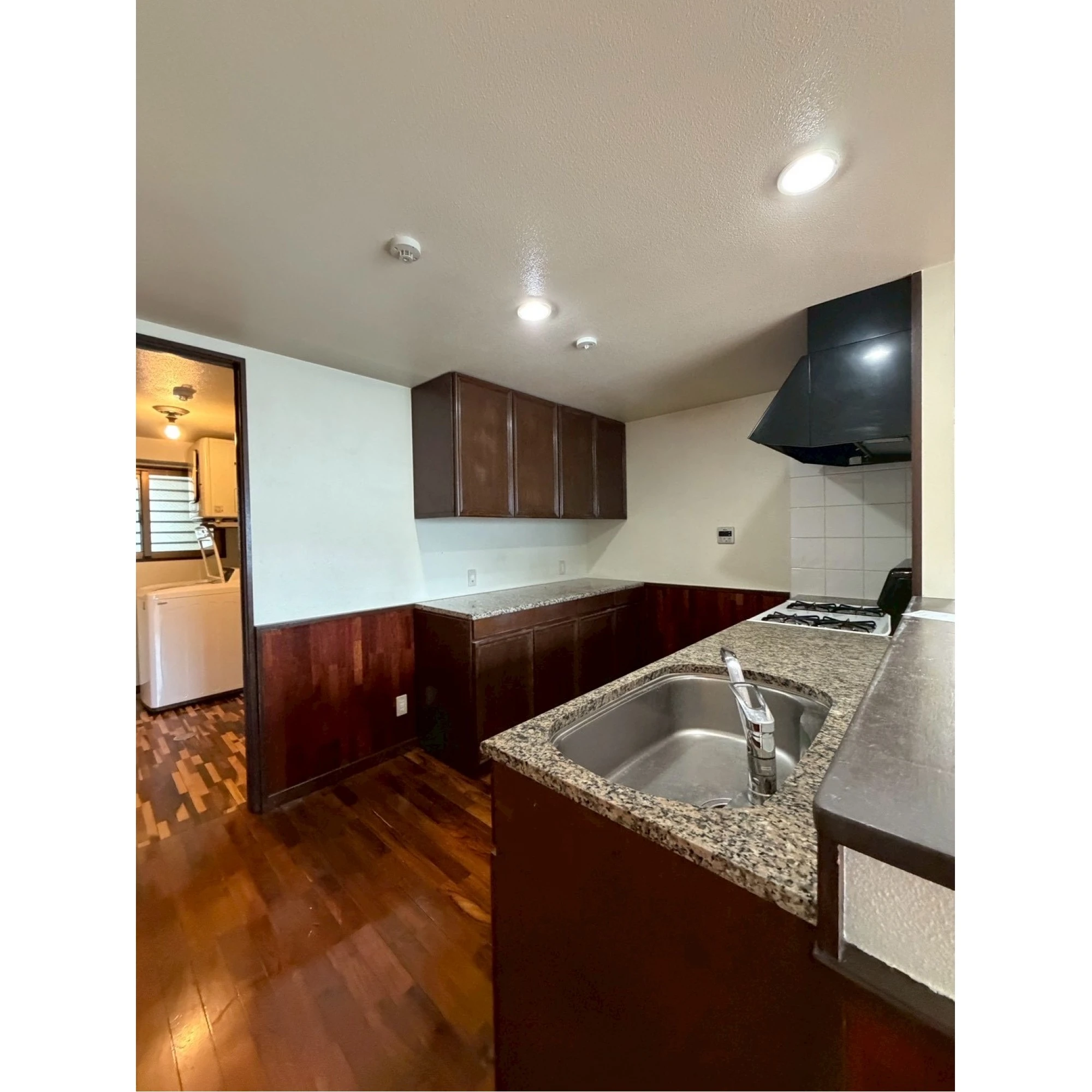 Beautiful wood work apt. in the convenient location!画像