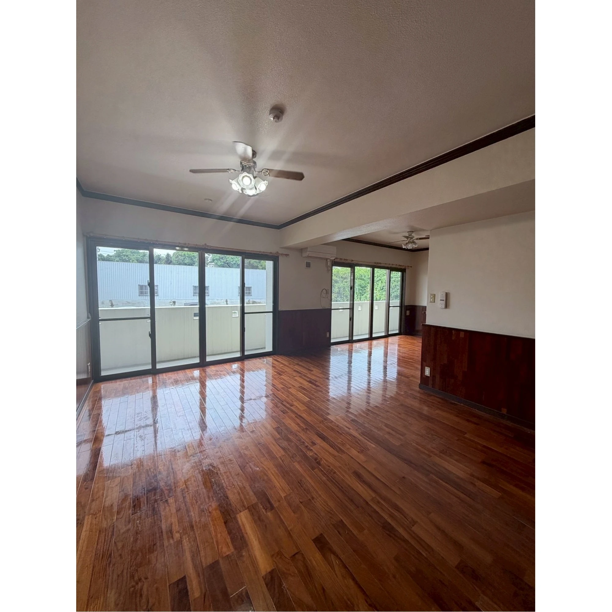 Beautiful wood work apt. in the convenient location!画像